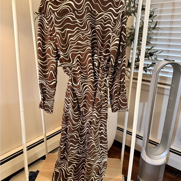 & Other Stories Brown and White midi dress in brown print - Picture 8 of 14